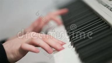 弹钢琴的人